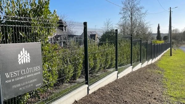 Clôture rigide avec plaque de soubassement béton pour retenue de terre